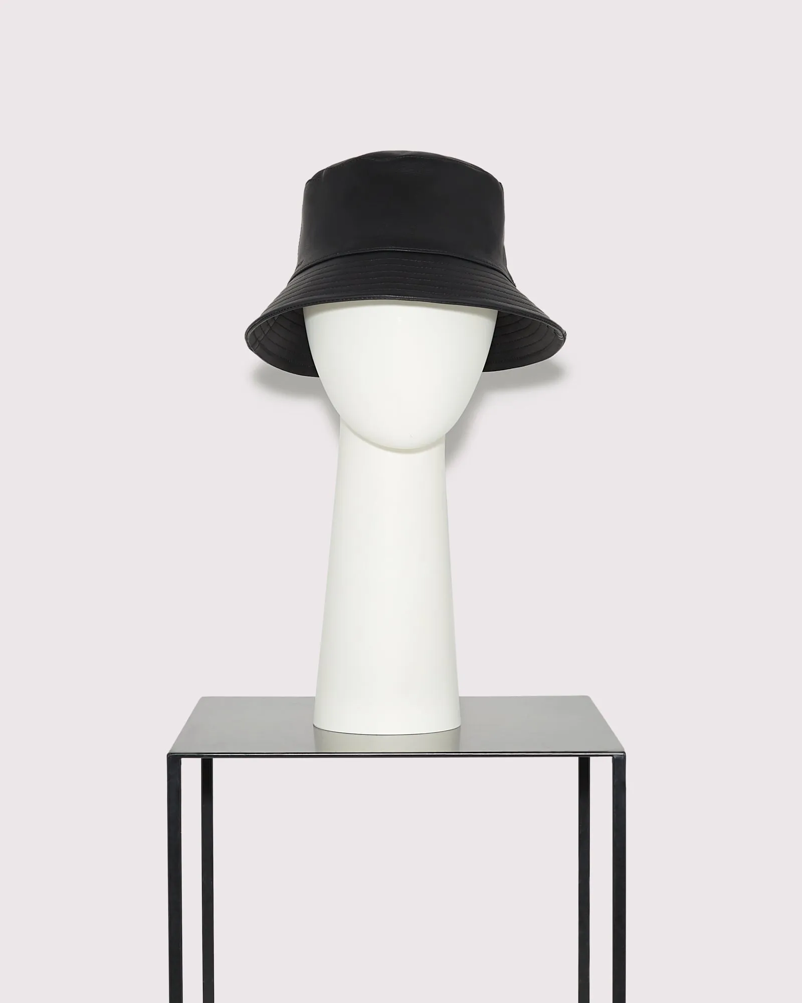 Bucket hat in lamb leather