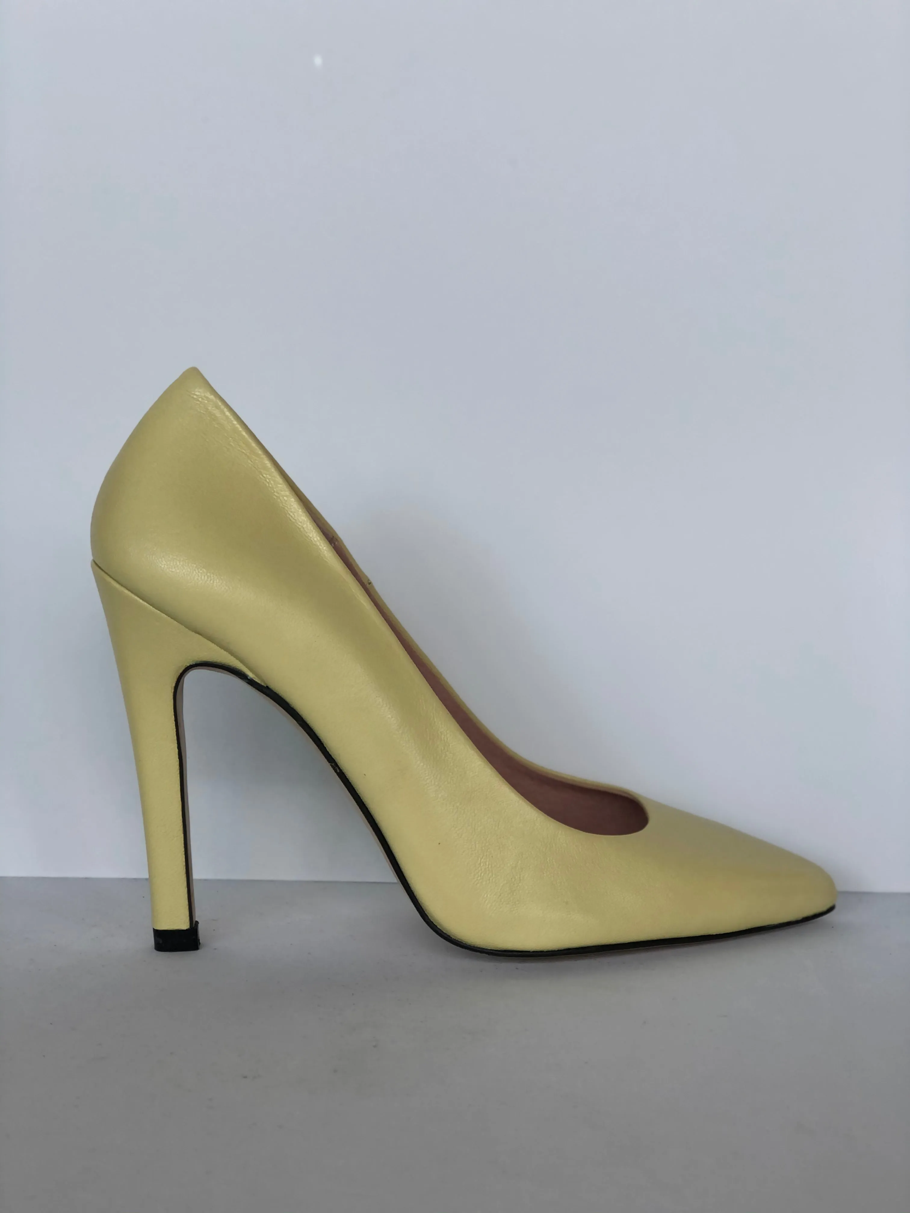 Verano Yellow Size EU 37 - USA 7